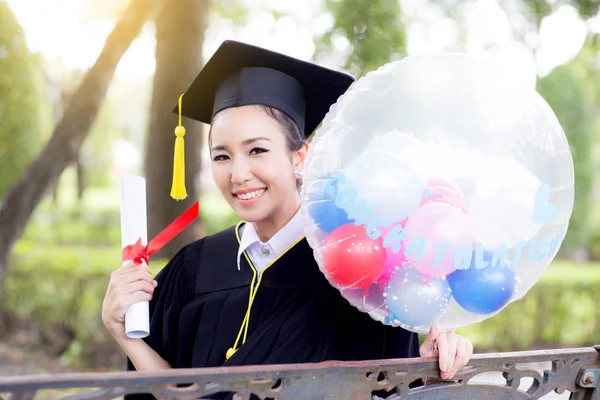 Ritratto di giovani laureate felici in abito accademico e s — Foto Stock