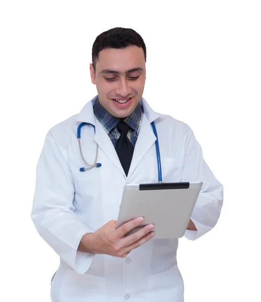 의사 가 태블릿 컴퓨터를 들고 있는 동안 그것을 사용 하 여 그것에 고립 된 whit — 스톡 사진
