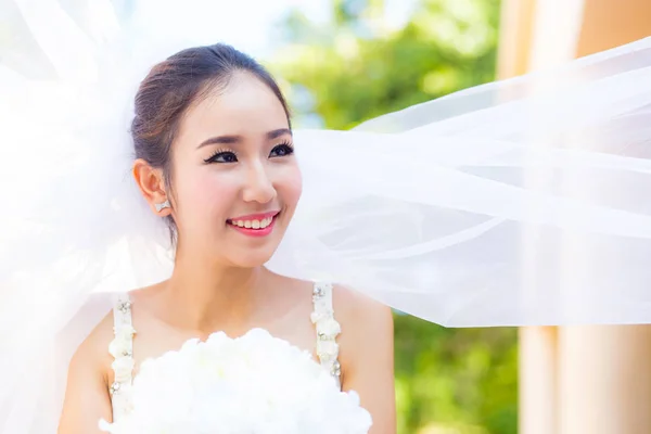 Bela jovem no dia do casamento em vestido branco na garde — Fotografia de Stock