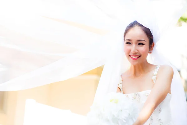 아름다운 젊은 여자 에 결혼식 날 에 화이트 드레스 에 the garde — 스톡 사진
