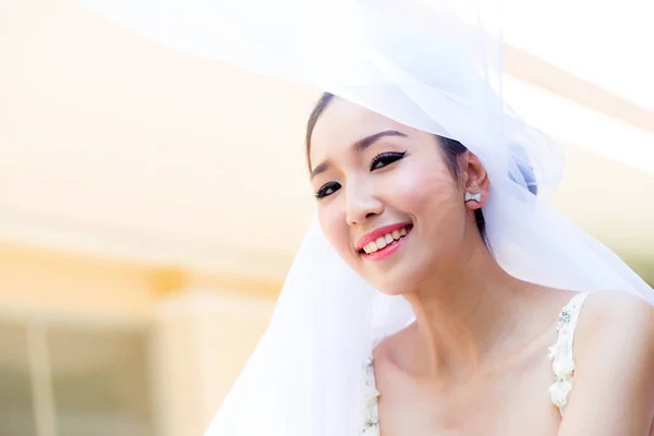 Bela jovem no dia do casamento em vestido branco na garde — Fotografia de Stock