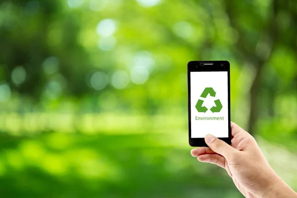 Mobiele telefoon Holding hand met recycle symbool Eco milieu IC — Stockfoto