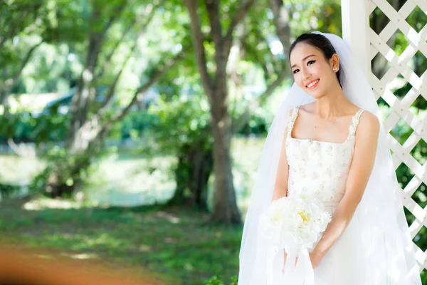 Asian bride at outdoor in a morning. — Stock Photo, Image
