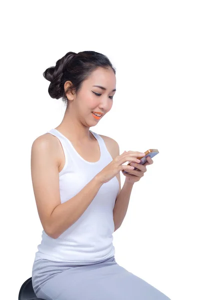 Hermosa mujer asiática sosteniendo teléfono inteligente de pantalla en blanco b —  Fotos de Stock