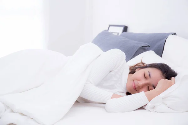 Belle fille sur le lit dormant à la maison dans la chambre — Photo