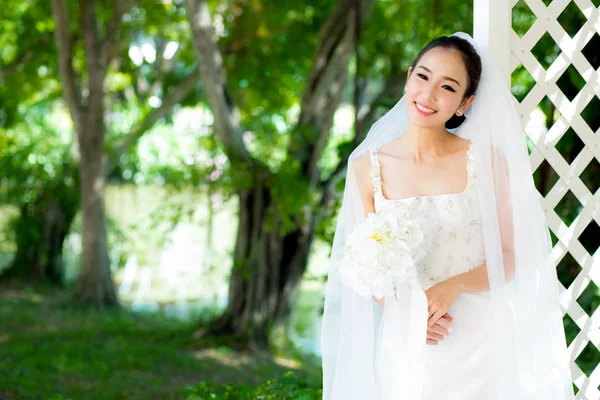 Asijská nevěsta na venkovní v ranní. — Stock fotografie