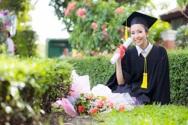 Feliz estudante graduado menina, parabéns de educação succe — Fotografia de Stock