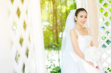 garde beyaz elbiseli düğün günü güzel genç kadın