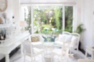 Kanepeler ile bulanık oturma odası.