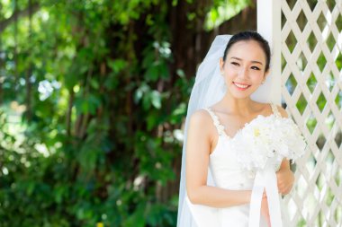 Bir sabah açık havada Asyalı kadın gelin.