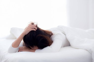 yatak odasında evde uyku yatakta çalışmak için yorgun kız - kadın sağlık kavramı için eğlence istiyorum.