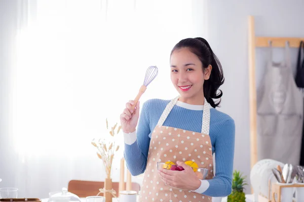 Bela tigela feminina com um sorriso na cozinha — Fotografia de Stock