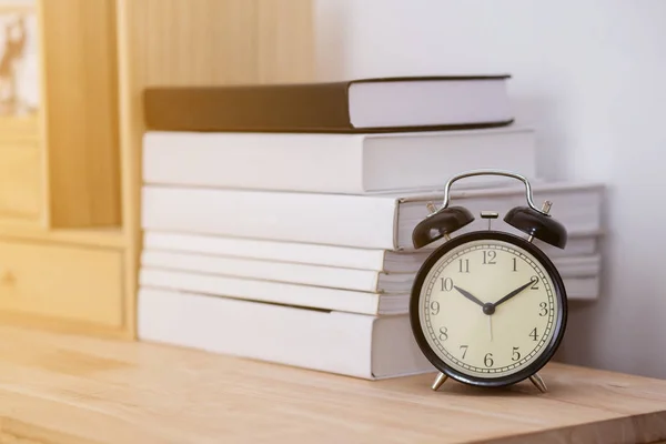 Libros de época y reloj sobre mesa de madera —  Fotos de Stock