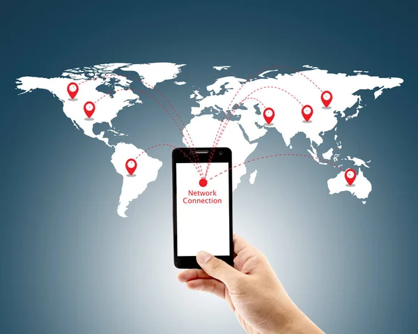 Smart Man hält Telefon mit World Social Media Network conn — Stockfoto
