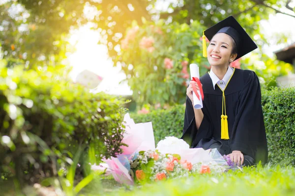 Šťastná studentka-blahopřání k výchově — Stock fotografie