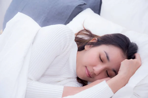 Menina bonita na cama dormindo em casa no quarto . — Fotografia de Stock