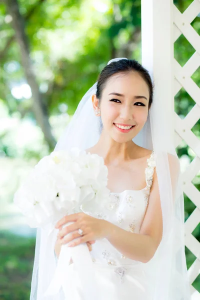 Bela jovem no dia do casamento em vestido branco na garde — Fotografia de Stock