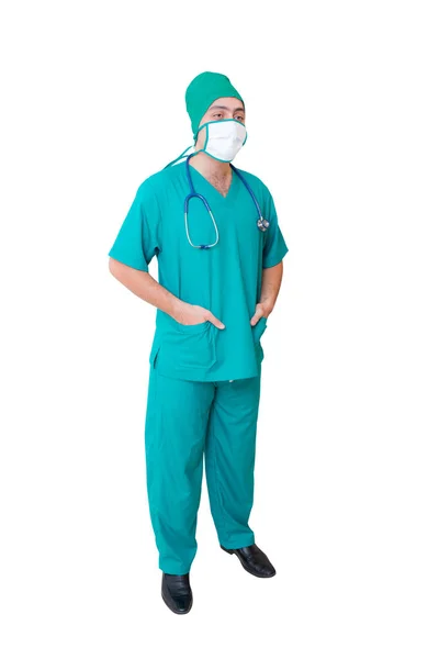 Portrait du médecin en masque et uniforme vert isolé sur blanc b — Photo