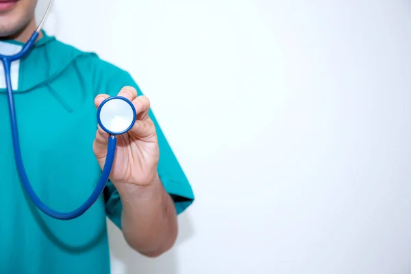 Närbild Doktor Manlig Person Med Grönt Enhetligt Holding Stetoskop Isolerat — Stockfoto