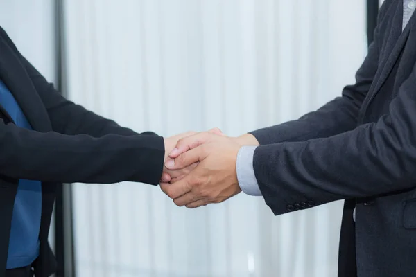 Handshake biznesmena i biznesmen po udanych Busi — Zdjęcie stockowe