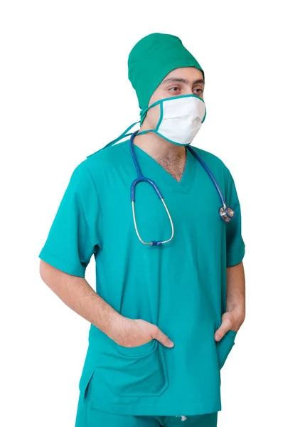 Porträtt av doktor i mask och grön uniform isolerad på vit b — Stockfoto