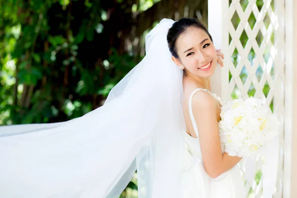 Belle jeune femme le jour du mariage en robe blanche dans la garde — Photo