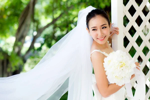 Bela jovem no dia do casamento em vestido branco na garde — Fotografia de Stock