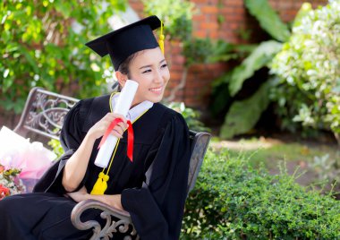 Mutlu mezun öğrenci kız, tebrikler - lisansüstü eğitim