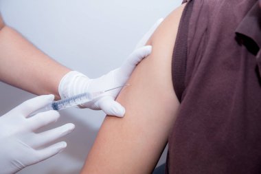 Doktor hasta Blo toplamak için şırınga ile enjekte Close-Up