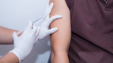 Doktor hasta Blo toplamak için şırınga ile enjekte Close-Up