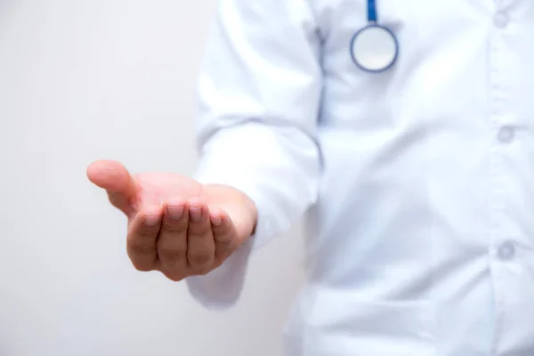 Händerna på läkare med en gest. Isolerad på vit bakgr — Stockfoto