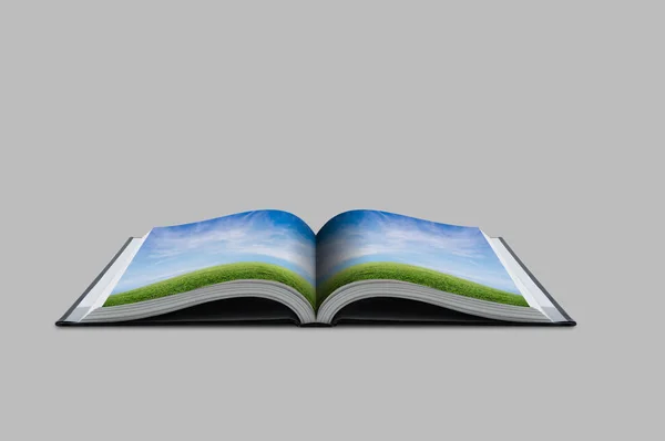 Livre ouvert avec prairie et ciel concept d'environnement . — Photo