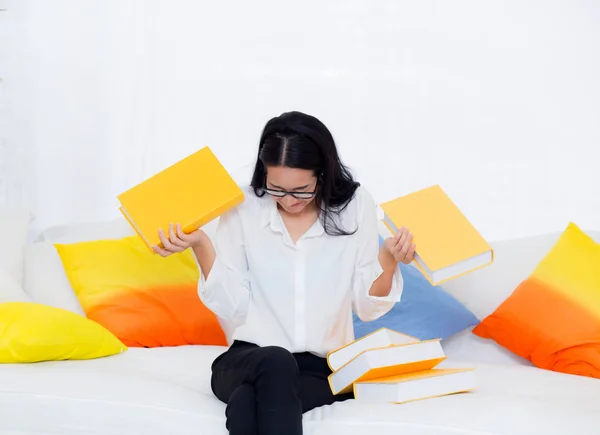 Retrato de una hermosa joven estudiante con no querer leer —  Fotos de Stock