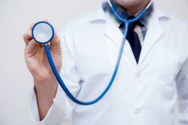Närbild av manlig läkare hand stetoskop Head redo att medicinska PA — Stockfoto