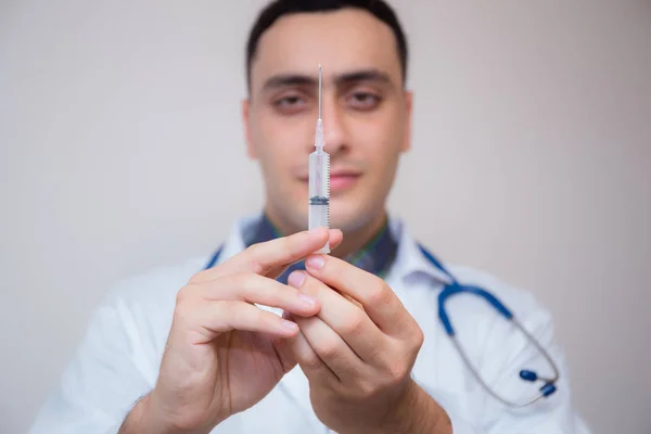 Spruta-medicinsk injektion i hand-medicin plast med ha — Stockfoto