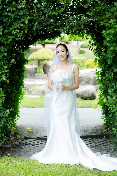 Bella giovane donna il giorno del matrimonio in abito bianco in garde — Foto Stock