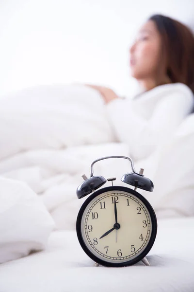 Reloj despertador de pie en la mesita de noche va a sonar temprano en la mañana —  Fotos de Stock