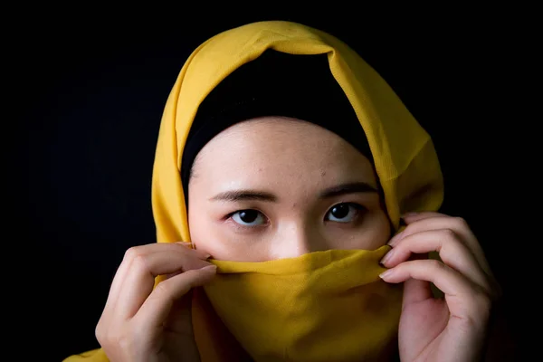 Beautiful mysterious young woman wearing scarf close up. — Stock Photo, Image