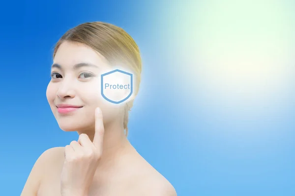 Güneş ışığı ile güzel kadın yüz, cilt bakımı ve su için kavram