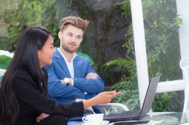 teknoloji ve ofis konsepti - iki iş adamı ve kadın ile 