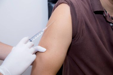 Doktor hasta Blo toplamak için şırınga ile enjekte Close-Up