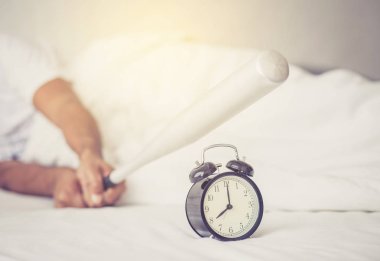 Portre beyzbol ile kızgın üzgün al çığlık genç adam vurdu