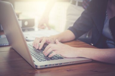 İş için kadın ile ofiste Closeup bilgisayar defteri.