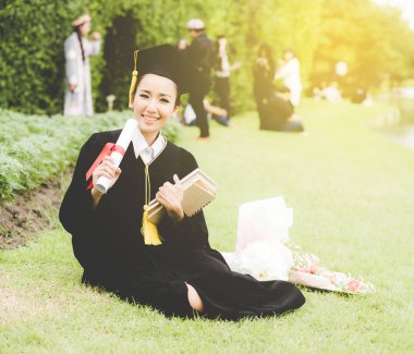 Lisansüstü okuma günlüğü, elinde dizüstü bilgisayar rahatlatıcı bir duygu