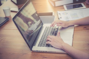 İş için kadın ile ofiste Closeup bilgisayar defteri.