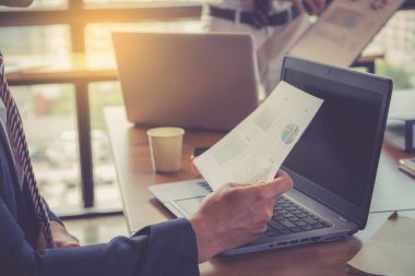 İş takım gelir Çizelgeler ve grafikler analiz. Yakın çekim. Busi