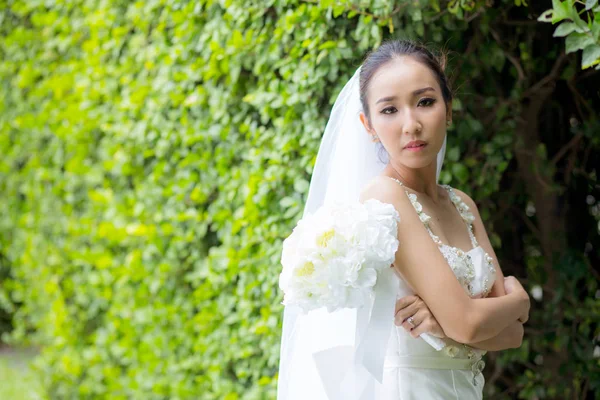 Bela jovem no dia do casamento em vestido branco na árvore — Fotografia de Stock