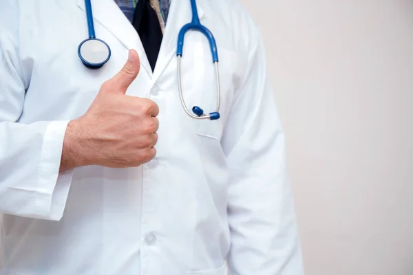 Közelkép a férfi orvos kezét mutató hüvelykujj fel. — Stock Fotó