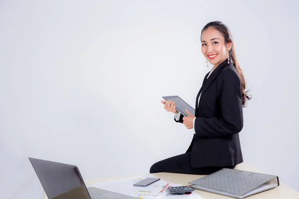 Whi ofiste oturma masası ile iş kadını görünümlü tablet — Stok fotoğraf