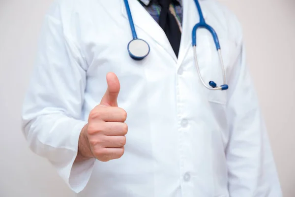 Primer plano de la mano del médico masculino mostrando los pulgares hacia arriba. — Foto de Stock